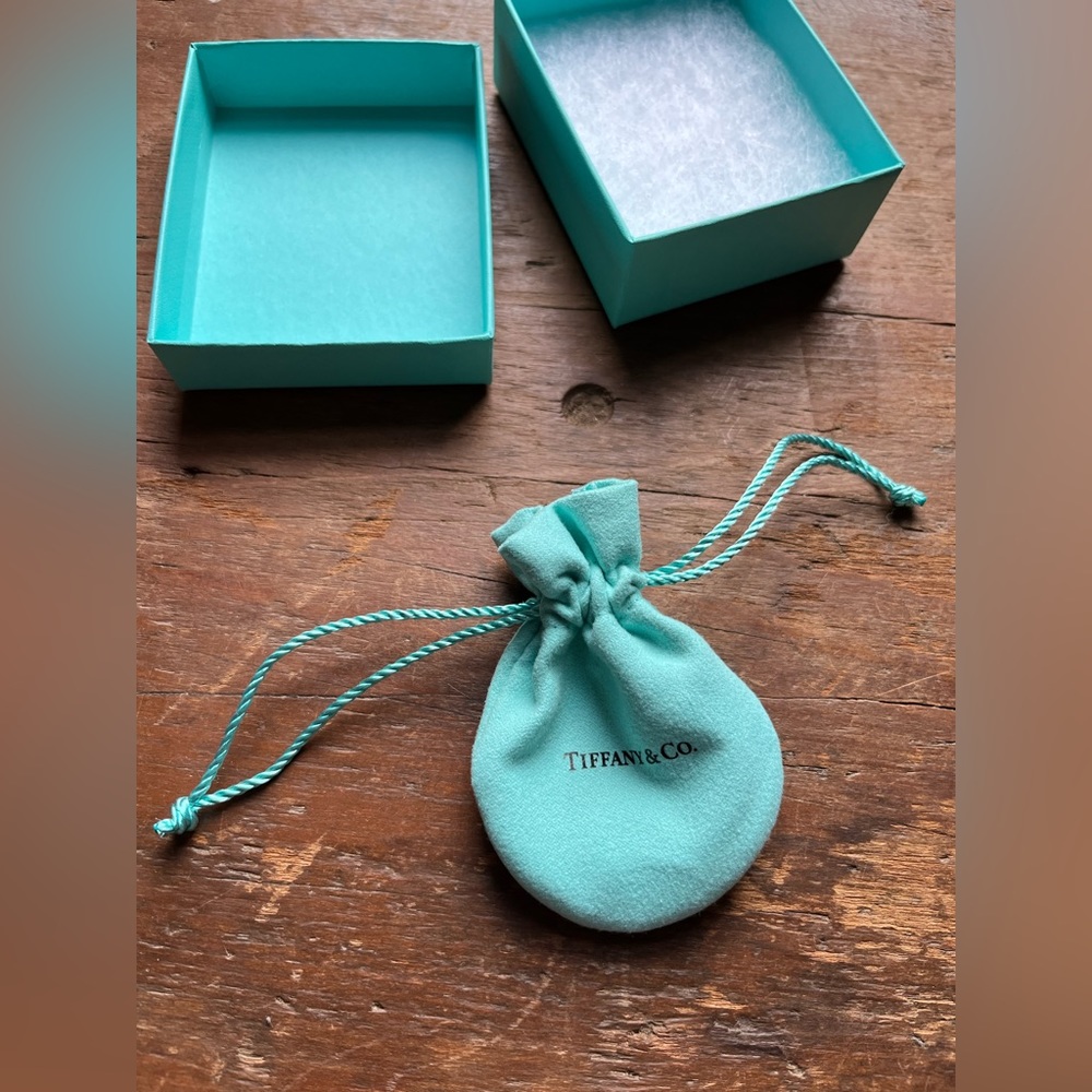 Tiffany & Co. Infinity Pendant on 18inch chain - Necklace (bag and box included) - Picture 8 of 16